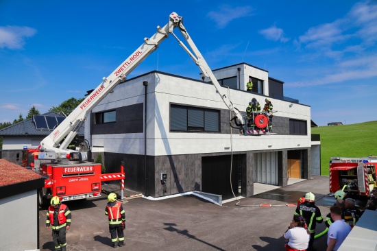 Drei Feuerwehren bei Brand auf Dach eines Wohnhauses in Kirchschlag bei Linz im Einsatz