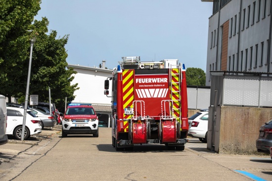 Einsatzkrfte bei Kohlenstoffdioxid-Austritt in Kinderwunschklinik in Thalheim bei Wels im Einsatz