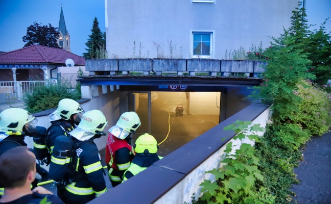 Drei Feuerwehren bei Kellerbrand in einem Mehrparteienwohnhaus in Pregarten im Einsatz