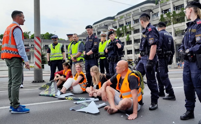 Klimakleber blockierten die Nibelungenbrücke in Linz-Urfahr