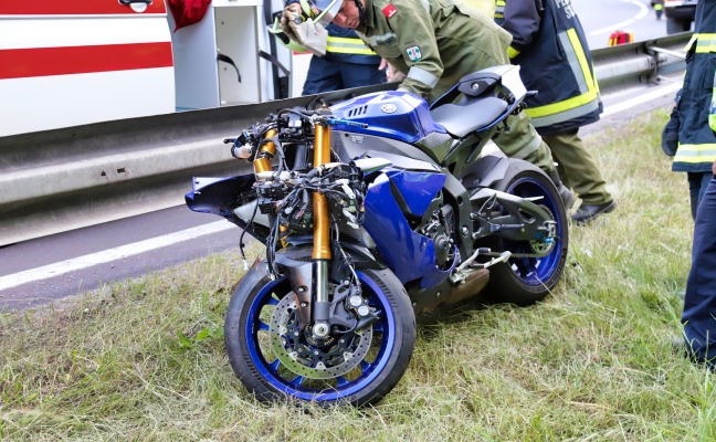 Motorradfahrer bei Verkehrsunfall in Bad Leonfelden über Böschung gestürzt und schwer verletzt