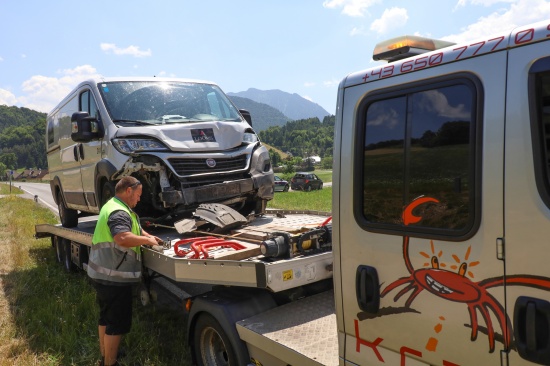 Verletzte bei Auffahrunfall zwischen Geldtransporter und PKW in Micheldorf in Obersterreich