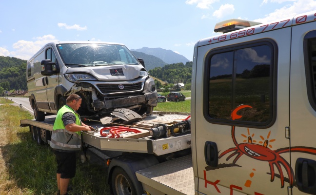 Verletzte bei Auffahrunfall zwischen Geldtransporter und PKW in Micheldorf in Oberösterreich