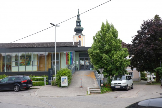 Personenrettung: Kind steckte in Kindergarten in Leonding mit Knie in Holzzaun fest