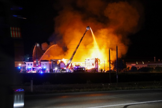 Vollbrand eines Gewerbebetriebs in Taufkirchen an der Trattnach