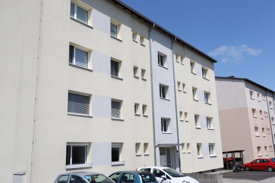 Einsatzkrfte zu Brand in einem Mehrparteienwohnhaus in Enns alarmiert