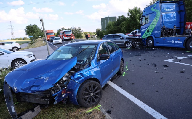 Kollision zwischen LKW-Zugmaschine und zwei PKW auf Pyhrnpass Straße bei Sattledt