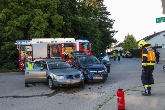 Kreuzungsunfall zwischen zwei PKW in Marchtrenk fordert eine leichtverletzte Person