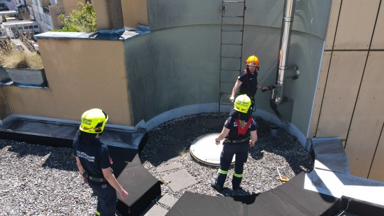 Doch kein Vogel: Gerusche aus Kamin lsten Drehleitereinsatz der Feuerwehr in Marchtrenk aus