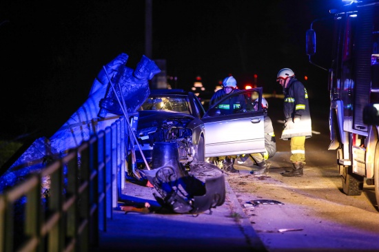 PKW kracht bei Verkehrsunfall in Buchkirchen gegen Brckengelnder und Nepomuk-Statue