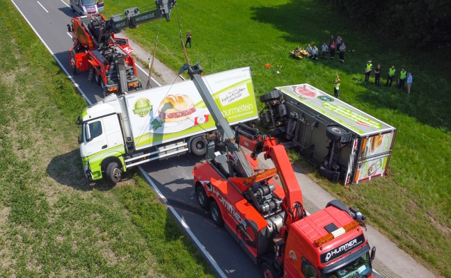 LKW samt Anhnger nach Streifkollision mit PKW bei Tollet umgestrzt