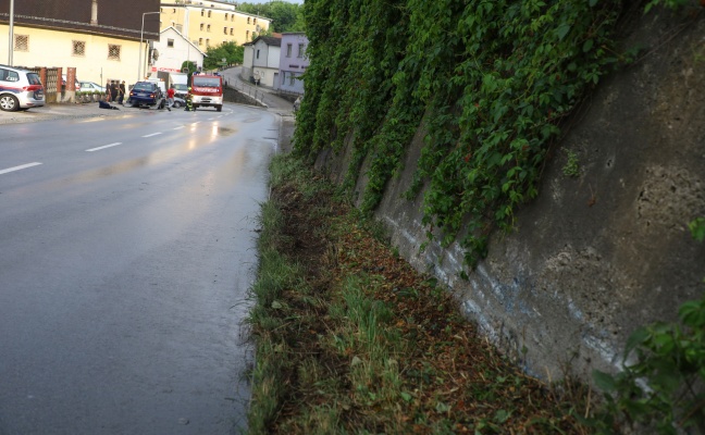 Auto touchierte auf Gmundener Straße in Lambach Stützmauer des Stifts