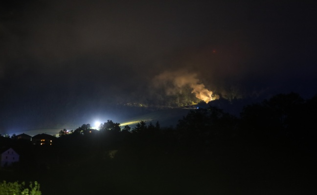 Waldbrand befürchtet: Zwölf Feuerwehren nach Petersfeuer am Schönstein in Losenstein im Einsatz