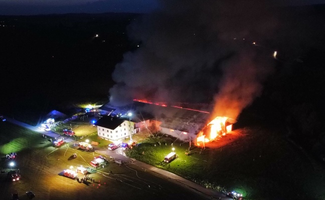Großbrand: Wirtschaftstrakt eines Bauernhofes in Pöndorf stand in Vollbrand
