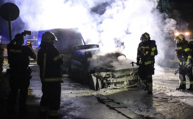 Brandserie: Kleintransporter, PKW und Müllcontainer in Wels-Vogelweide in Flammen