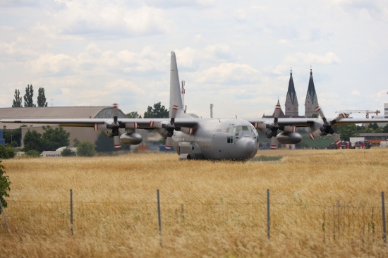 Bundesheer trainierte am Flugplatz Wels Starts und Landungen mit Transportflugzeug Hercules