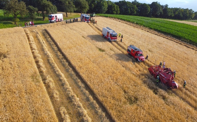 Mähdrescher bei St. Marienkirchen an der Polsenz über abschüssiges Feld in einen Wald gedonnert