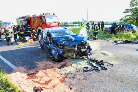 Verkehrsunfall zwischen zwei PKW in Steyregg fordert drei teils Schwerverletzte