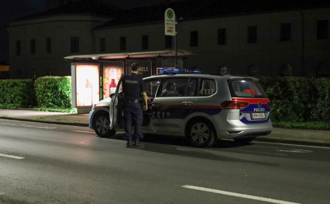 Brand eines kleinen Abfalleimers an einer Bushaltestelle in Wels-Lichtenegg