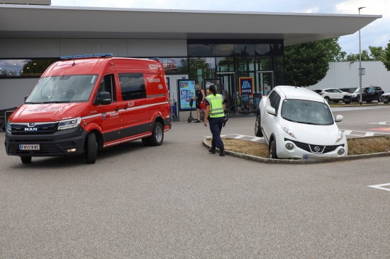 Einsatzkrfte nach Unfall auf Parkplatz in Wels-Waidhausen im Einsatz