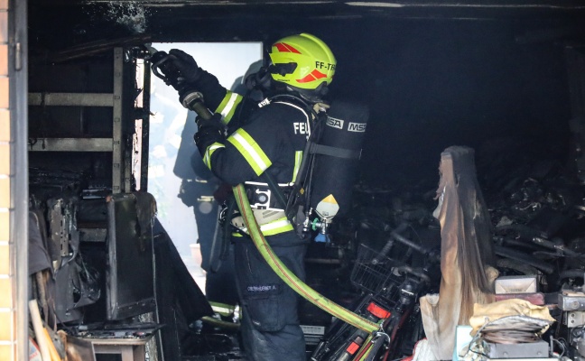 Garagenbrand in Traun sorgt fr Einsatz von zwei Feuerwehren