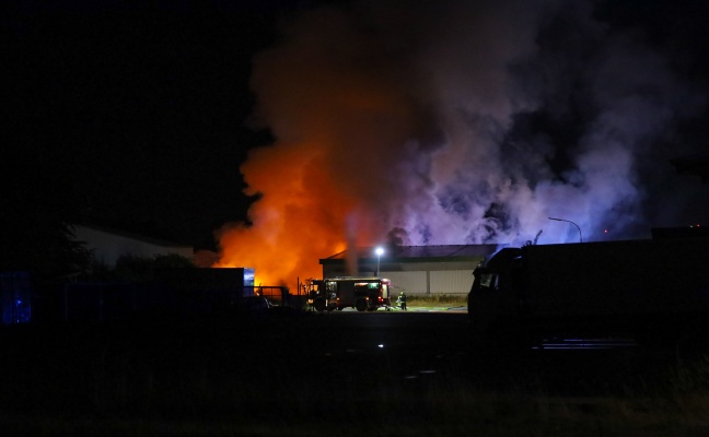 Großbrand bei Recyclingbetrieb in Hörsching