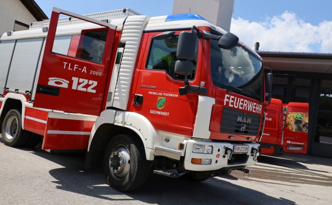 Kleiner Brand an einem Vordach bei einem Haus in Gschwandt rasch gelscht