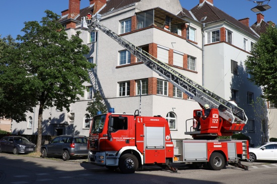 Drehleitereinsatz bei dringender Trffnung mit Brandverdacht in Wels-Innenstadt