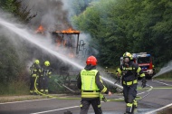 Brennender Mähdrescher bei Schleißheim auf Straße gerollt und gegen Böschung gekracht
