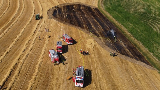 Sechs Feuerwehren bei Brand einer Strohpresse in Pettenbach im Einsatz