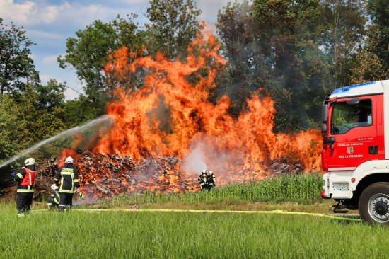 Waldbrand verhindert: Groeinsatz bei Brand eines Holzstoes am Waldrand in Katsdorf