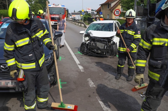 Schwere Kreuzungskollision zwischen LKW und zwei PKW auf Innviertler Strae bei Grieskirchen