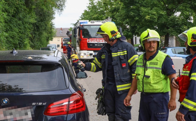 Personenrettung in Marchtrenk: Kleinkind aus versehentlich versperrtem Auto befreit