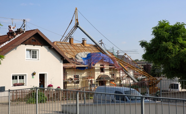 Baukran in Pinsdorf auf Haus gestürzt