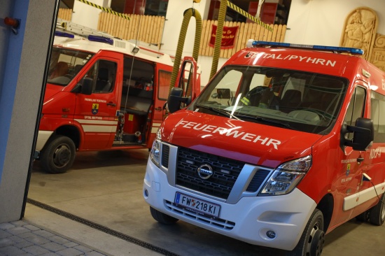 Auto umgestrzt: Menschenrettung nach schwerem Verkehrsunfall auf Wurzeralm in Spital am Pyhrn