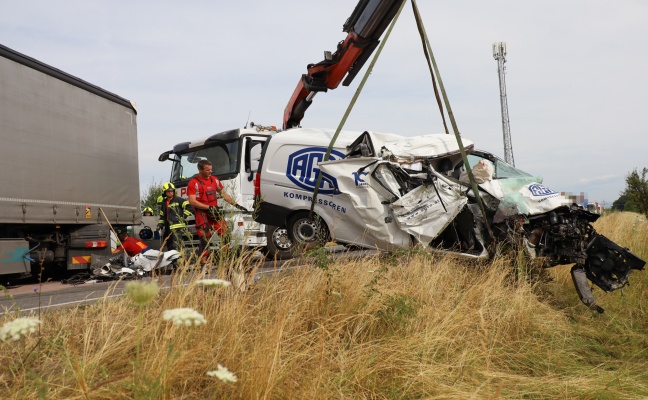 Dach aufgerissen: Schwerer Crash zwischen Kleintransporter und LKW auf Steyrer Strae in Kronstorf 