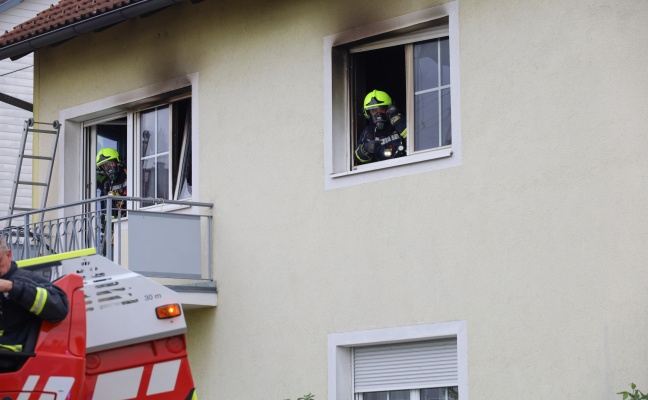 Sechs Feuerwehren bei Wohnungsbrand in einem Haus in Ansfelden im Einsatz