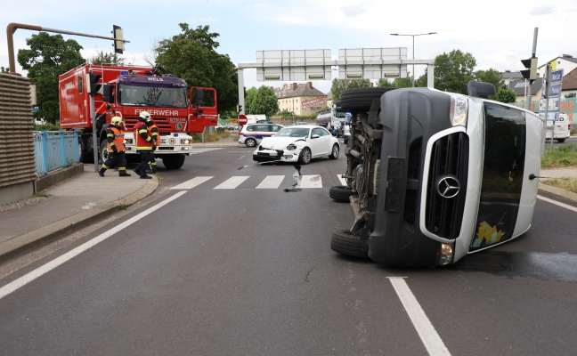 Pakettransporter bei Crash mit PKW in Wels-Pernau umgestrzt