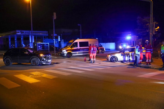 Heftiger Kreuzungscrash zwischen zwei PKW in Wels-Neustadt