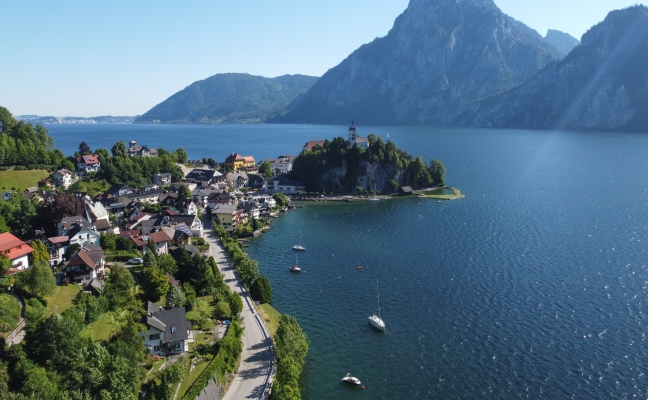 Einsatzkräfte zu Suchaktion nach vermisstem Surfer an den Traunsee bei Traunkirchen alarmiert