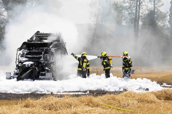 Acht Feuerwehren bei Brand einer Rundballenpresse in St. Peter am Hart im Einsatz