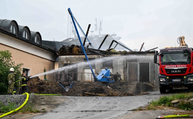 17 Feuerwehren bei Großbrand auf Bauernhof in Ulrichsberg im Einsatz