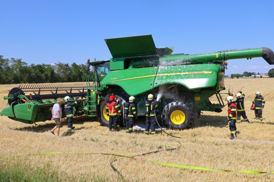 Gr��erer Brand eines M�hdreschers in Wels-Waidhausen in letzter Minute verhindert