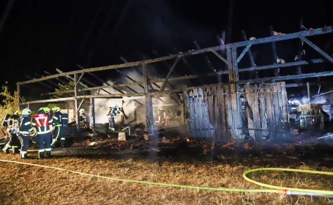 Zehn Feuerwehren bei Vollbrand eines Holzstadels in Pregarten im Einsatz