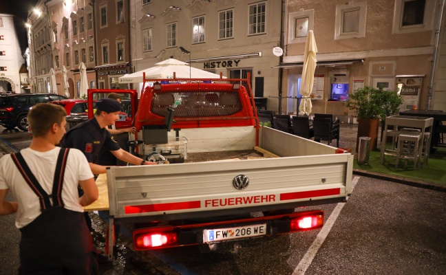 Kaputte Scheibe eines Imbisslokals in Wels-Innenstadt wurde zum Sicherungseinsatz fr die Feuerwehr