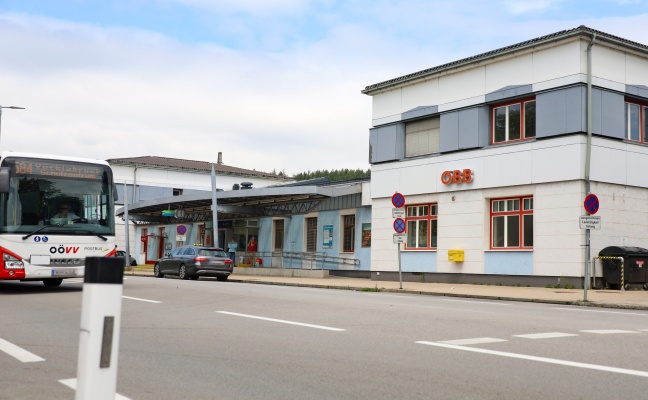 Messerstich bei brutalem Raub am Bahnhof in Vcklabruck