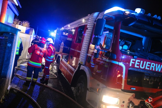 Feuerwehr bei Kellerbrand in einem Wohnhaus in Wels-Pernau im Einsatz