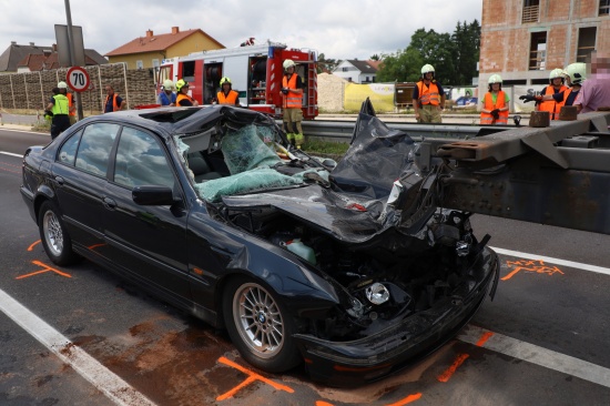 Auto kracht bei Verkehrsunfall auf Wiener Strae in Traun in Heck eines LKW