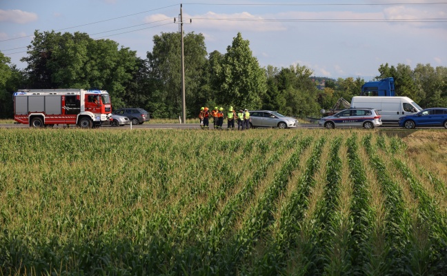 Feuerwehr nach leichtem Unfall im Abendverkehr auf Wiener Straße in Marchtrenk im Einsatz