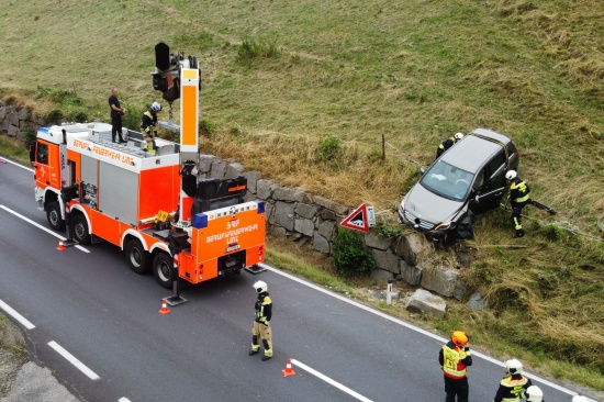 PKW bei Verkehrsunfall in Linz-St. Magdalena auf Steinmauer zum Stillstand gekommen